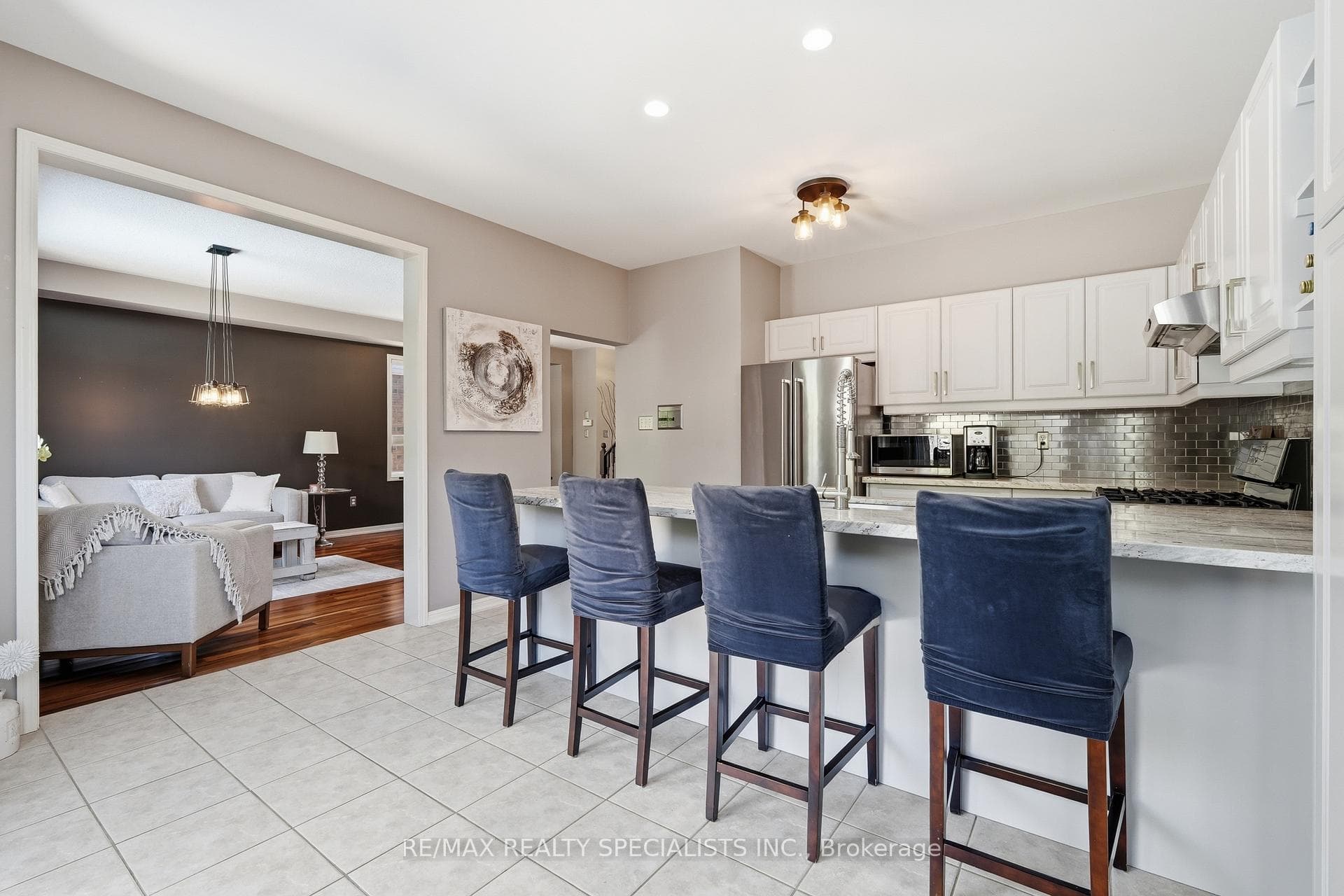212 Ellis Crescent photo 11