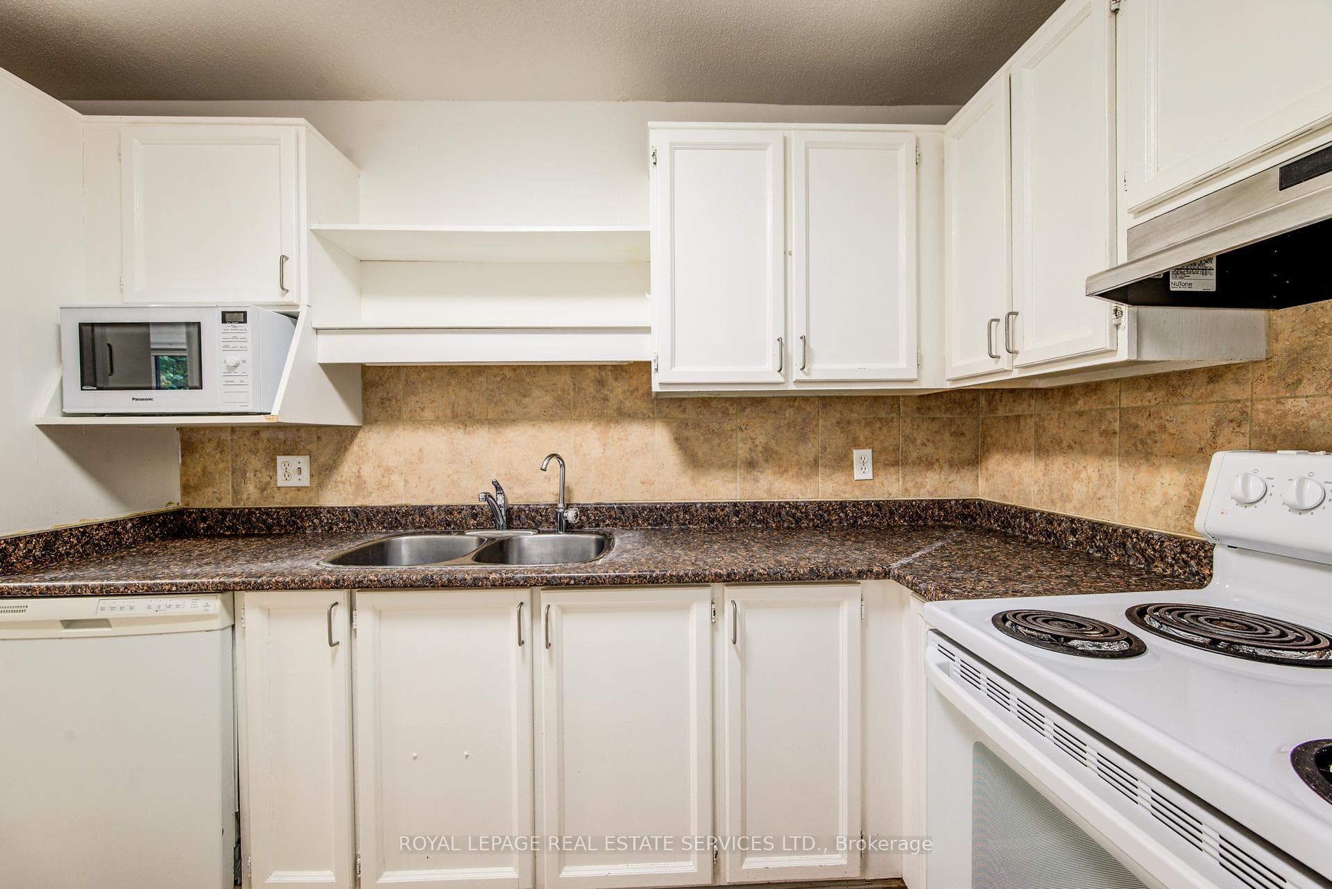 Kitchen Un-Staged)