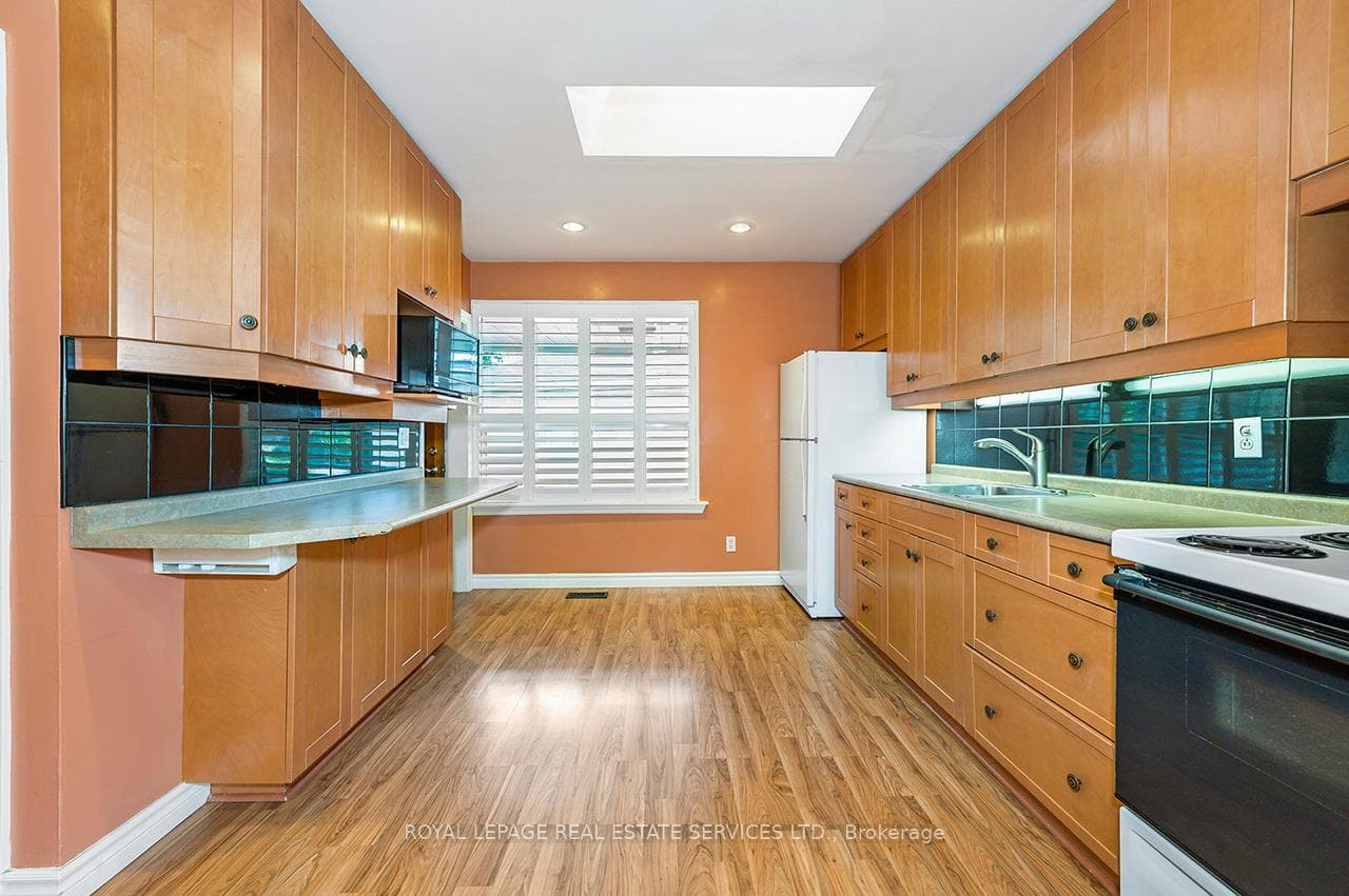 340 Leonard Street photo 18