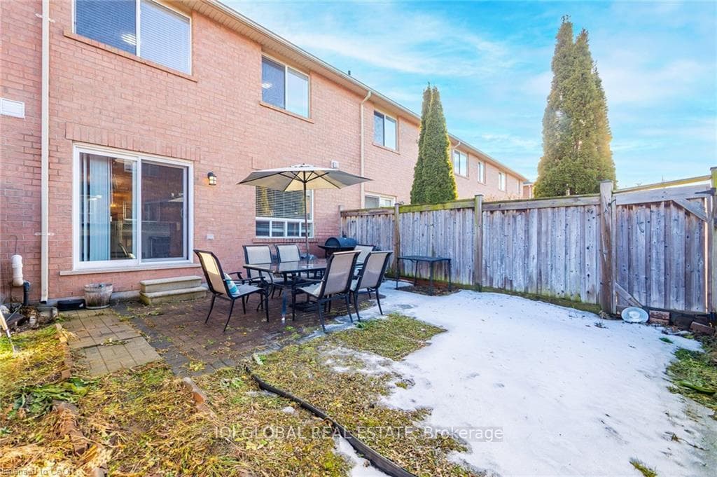 841 Gifford Crescent photo 42