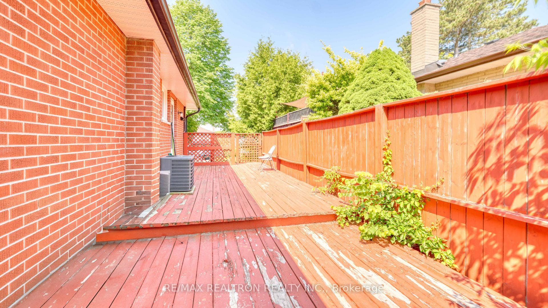 579 Pinewood Street photo 30