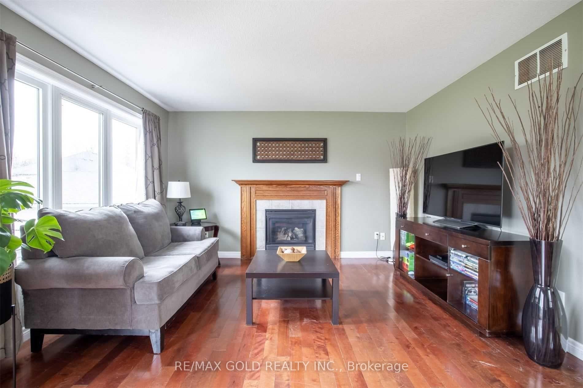 11 Rose Avenue photo 13