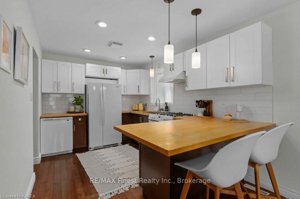 998 WATERBURY Crescent photo 18