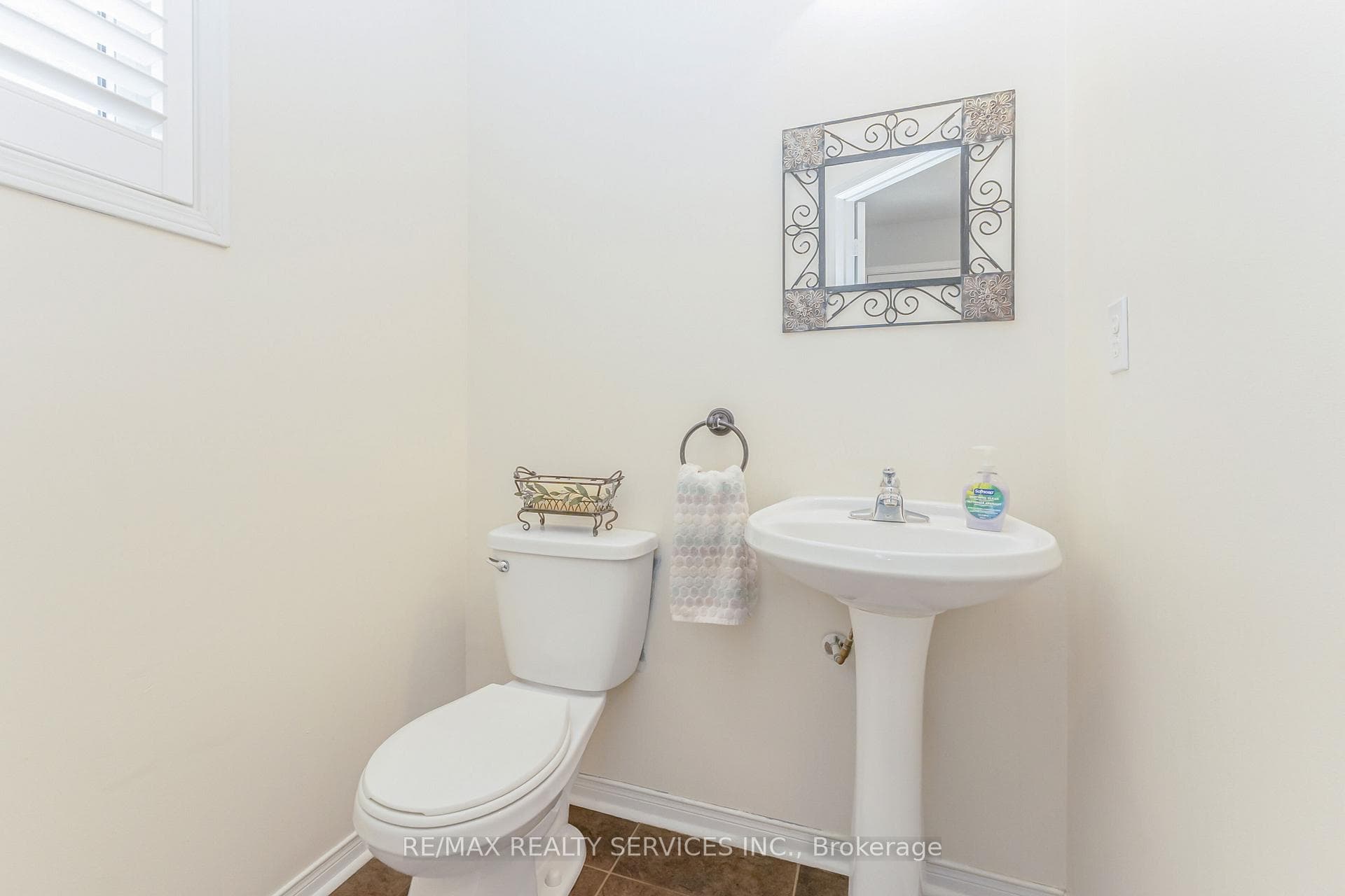 295 Queen Mary Drive photo 6