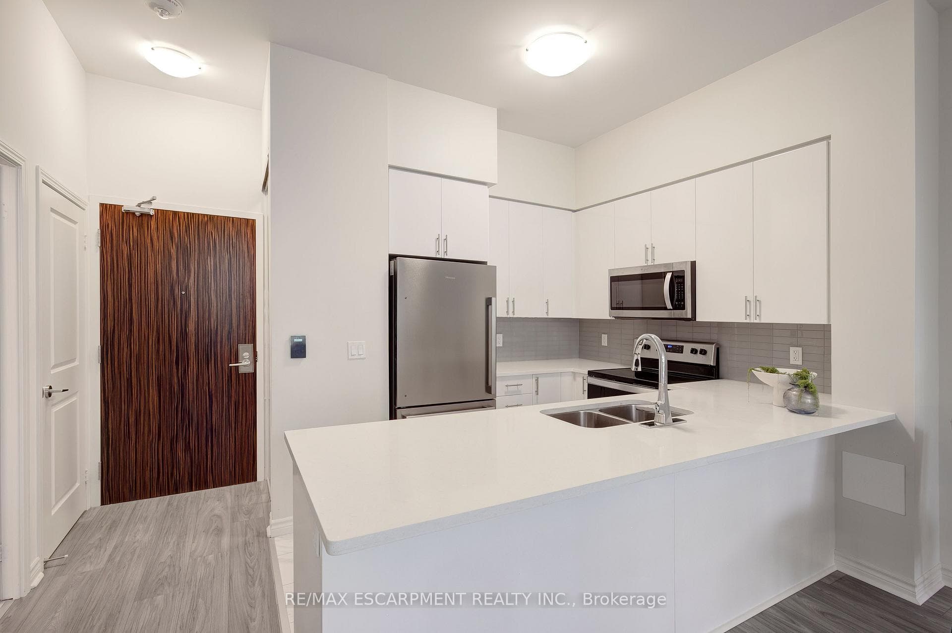 349 Rathburn Road Unit 107 photo 3