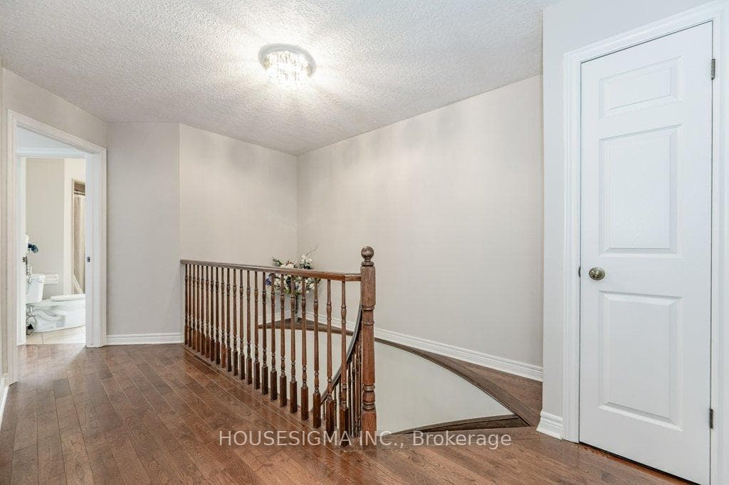 254 Springvalley Crescent photo 13