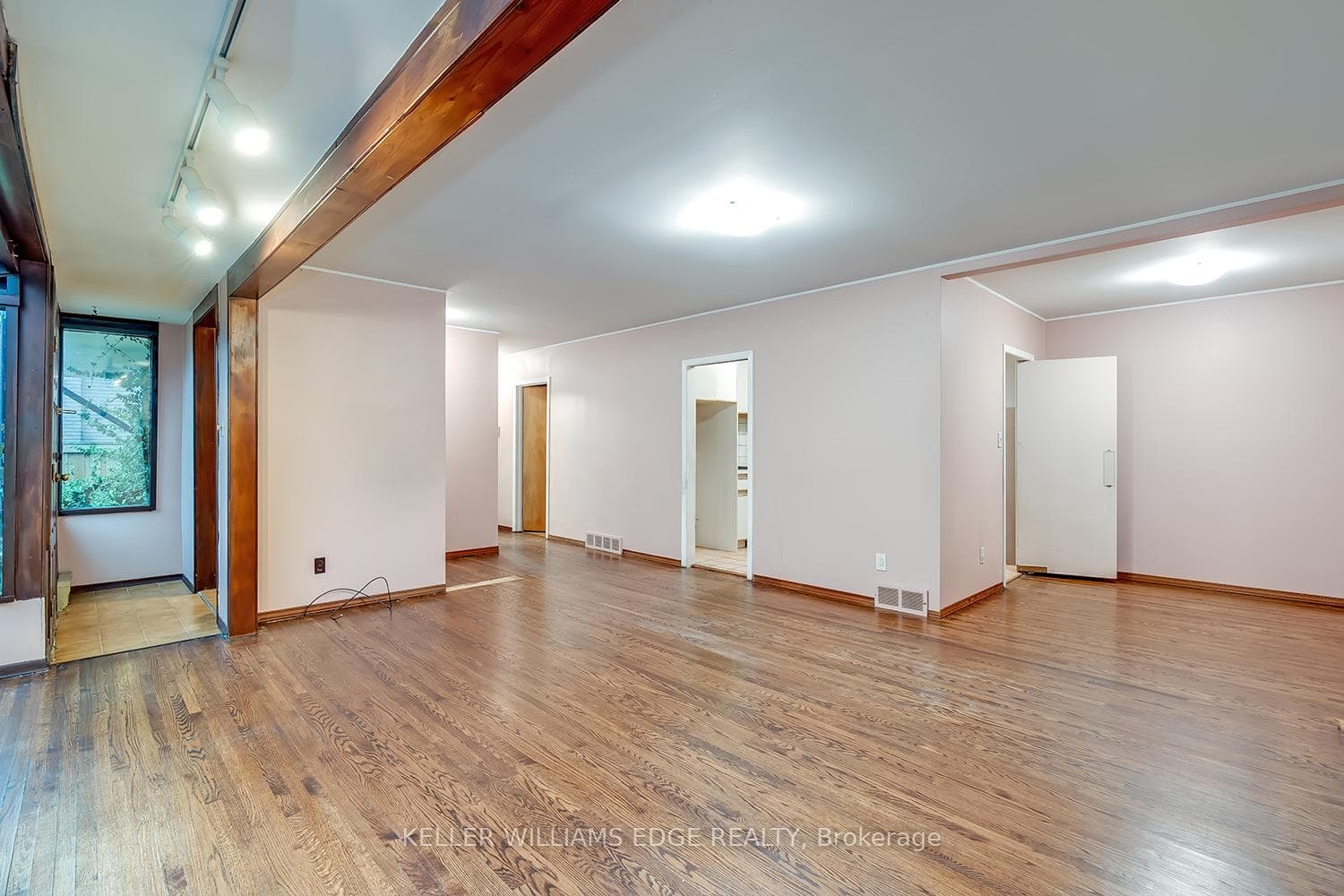 1322 Langdale Crescent photo 9