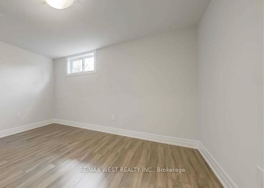 21 Ada Crescent Unit Bsmt photo 5