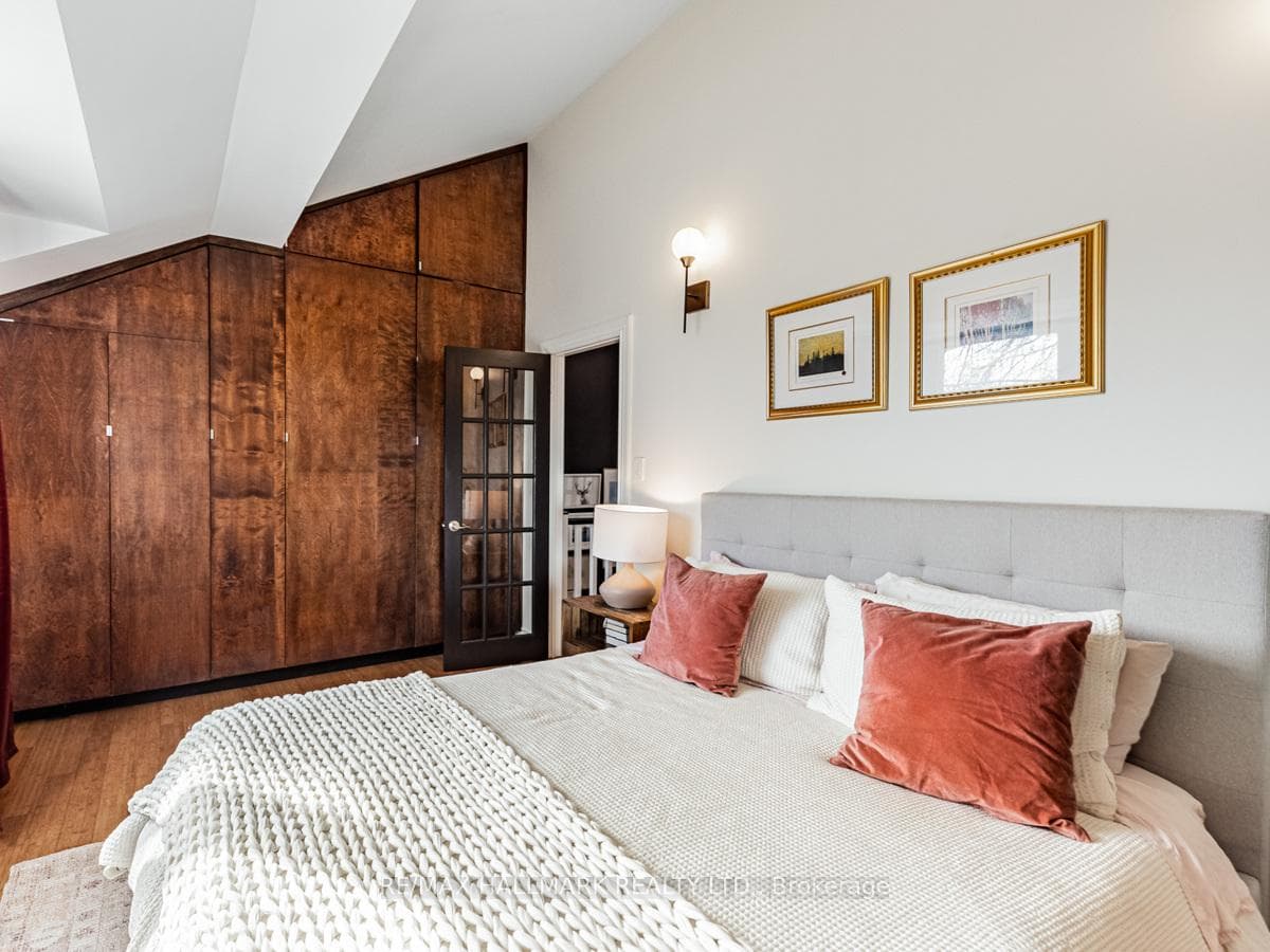 1584 Dundas Street photo 13