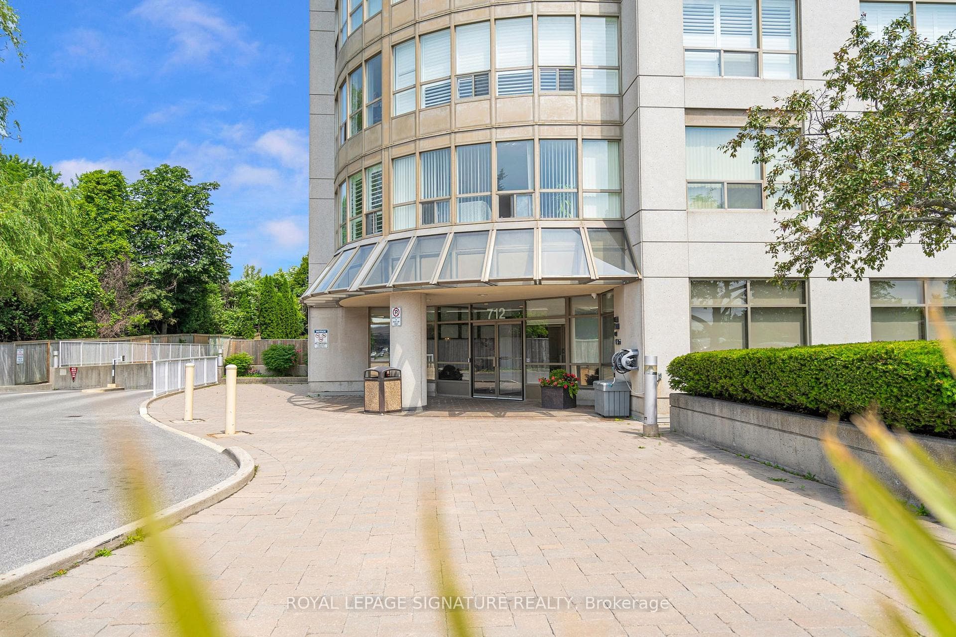 712 Rossland Road Unit 701 photo 2