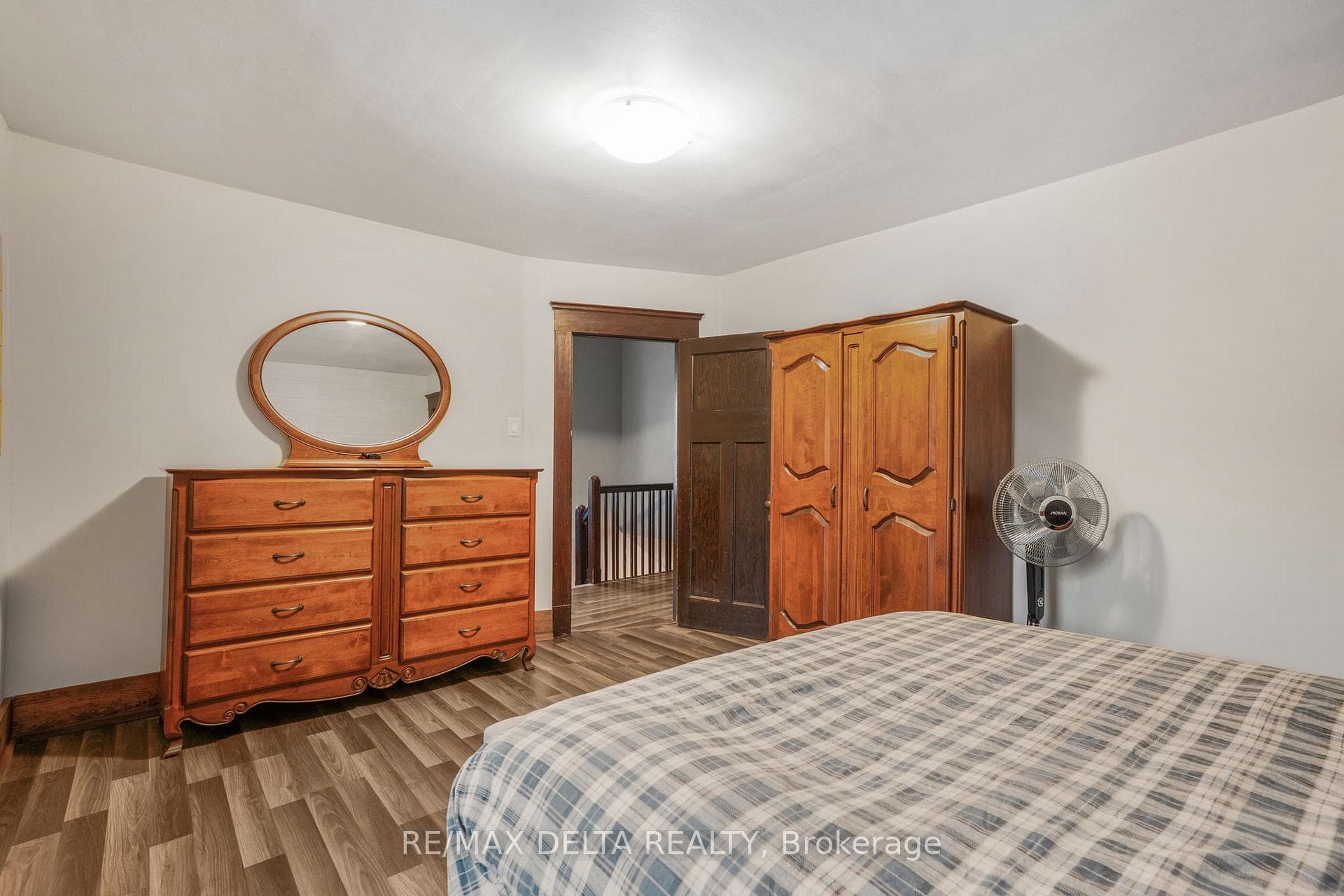 554 Allan Street photo 22