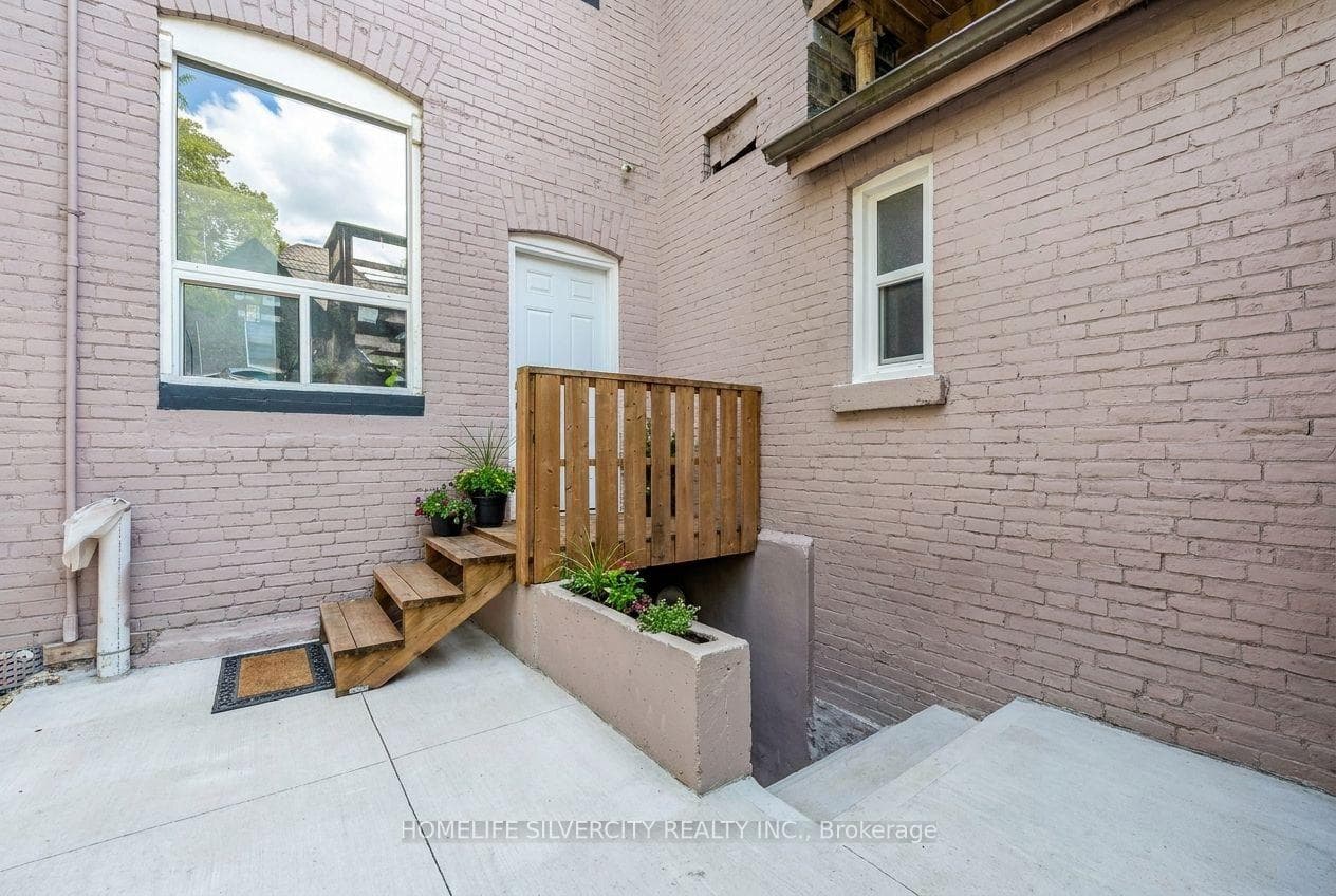 544 Dundas Street photo 21