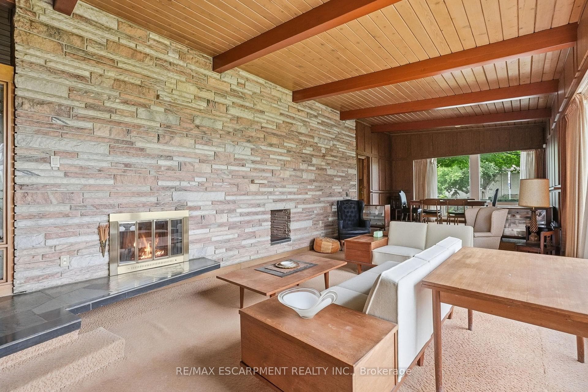 Liv space featuring full-height stacked stone wall