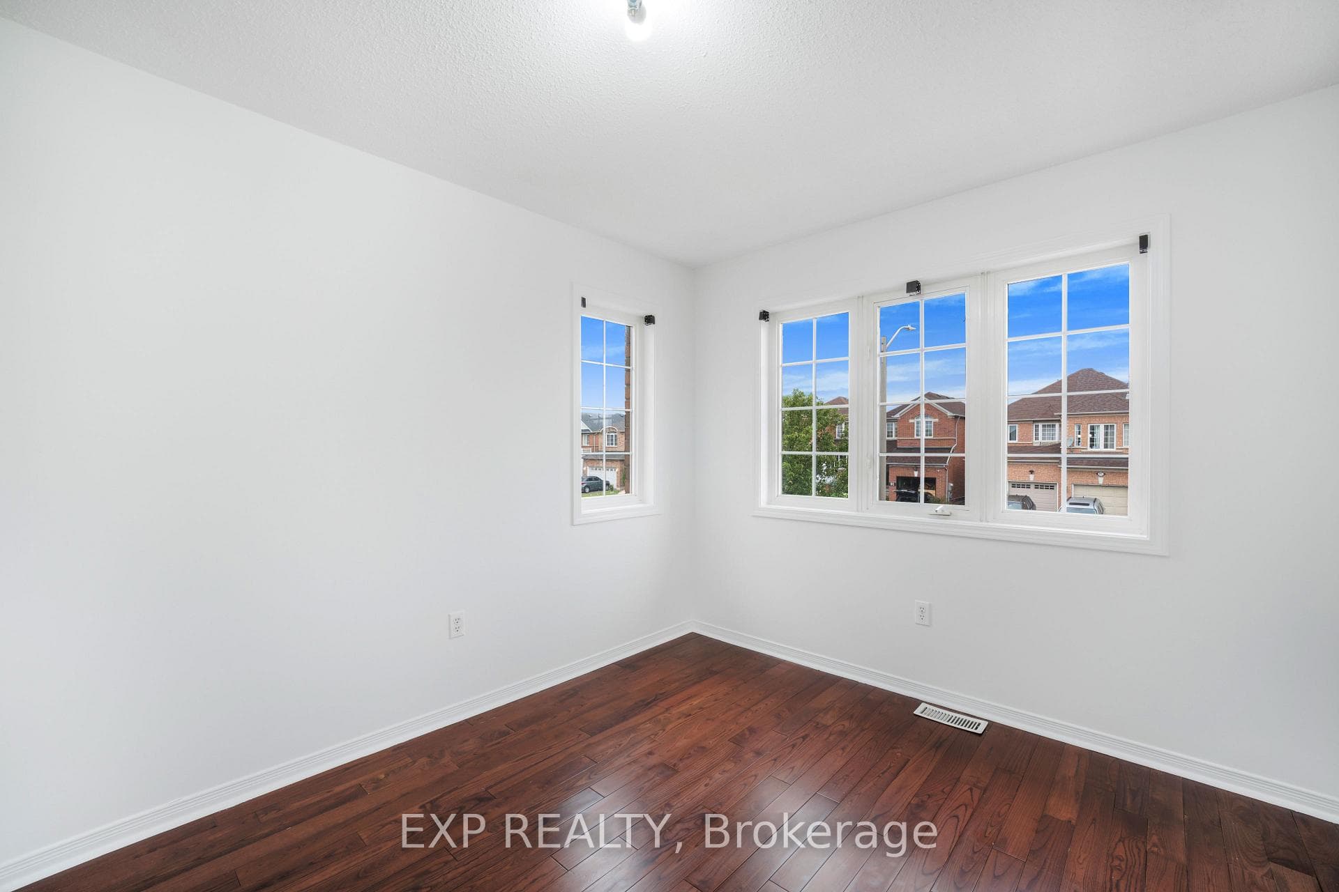 128 Olympia Crescent photo 19