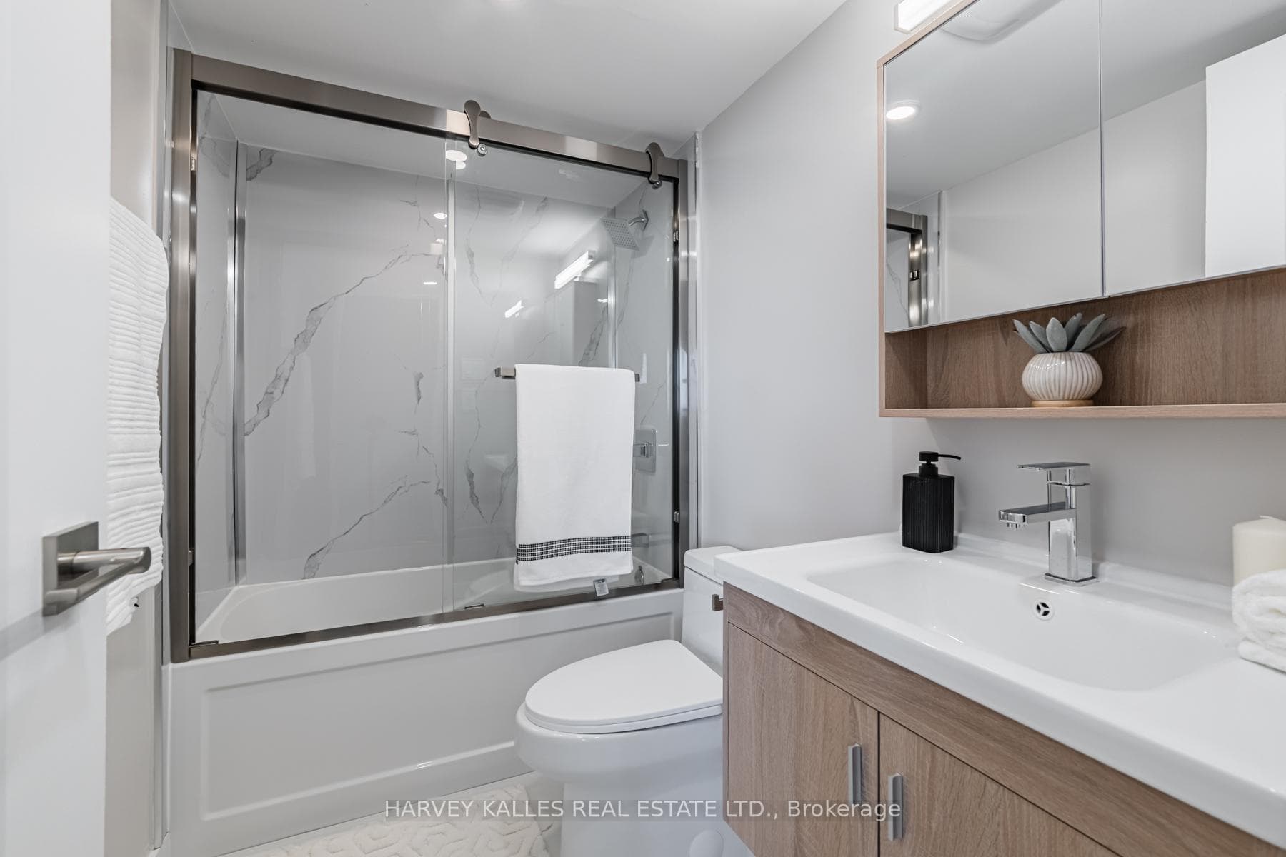 155 Marlee Avenue Unit 2204 photo 19