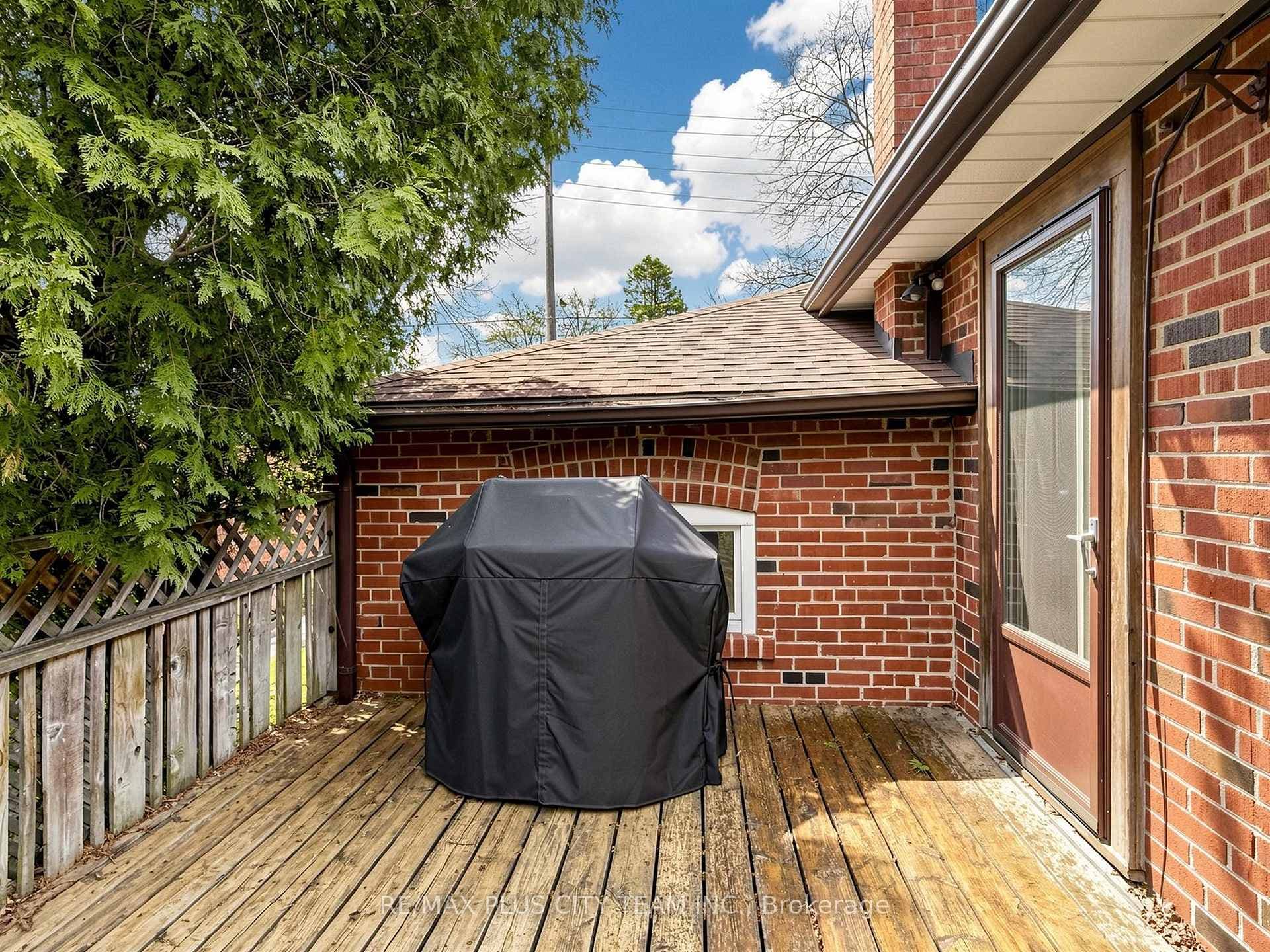 260 Renforth Drive photo 39