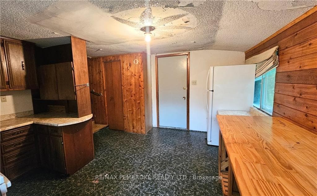 1810 HIGHWAY 132 photo 9