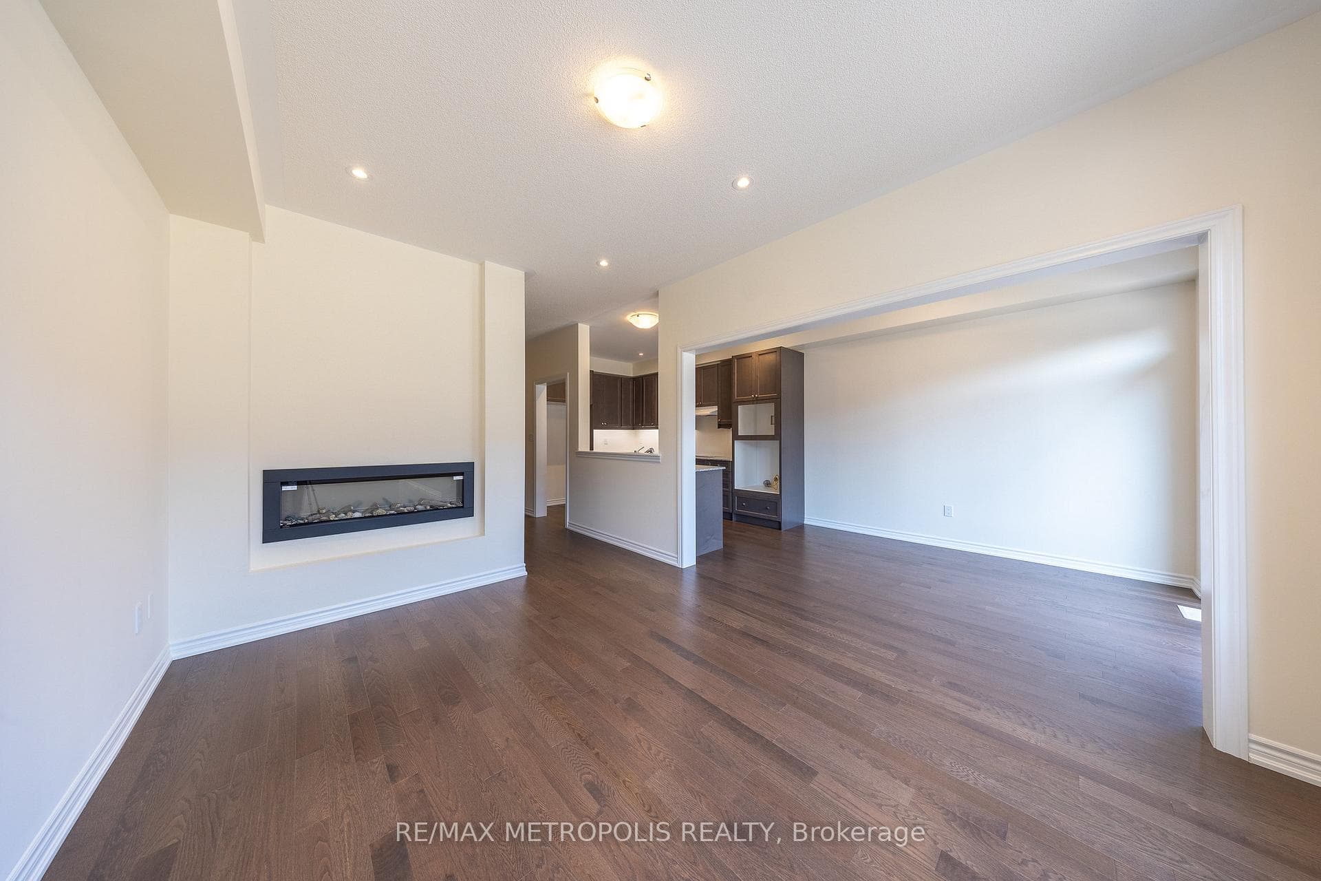 60 Mountainside Crescent photo 12
