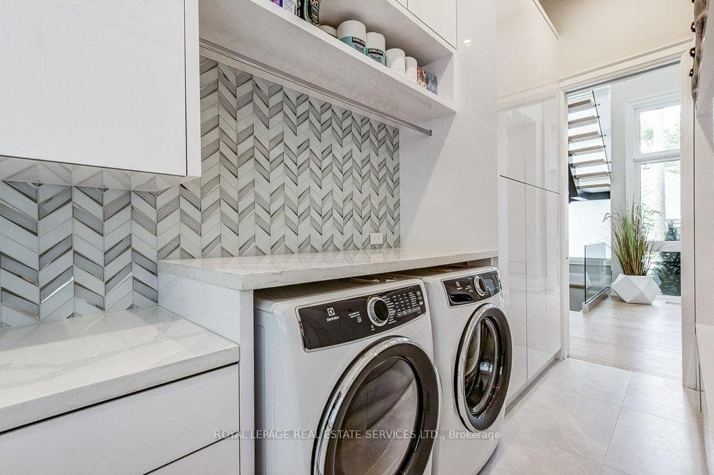 Dramatic backsplash, Quartz counters&Double sink