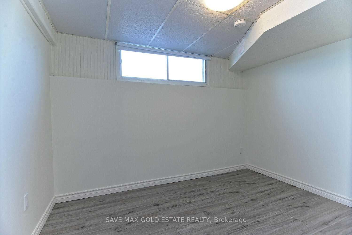 70 Lampman Crescent photo 24