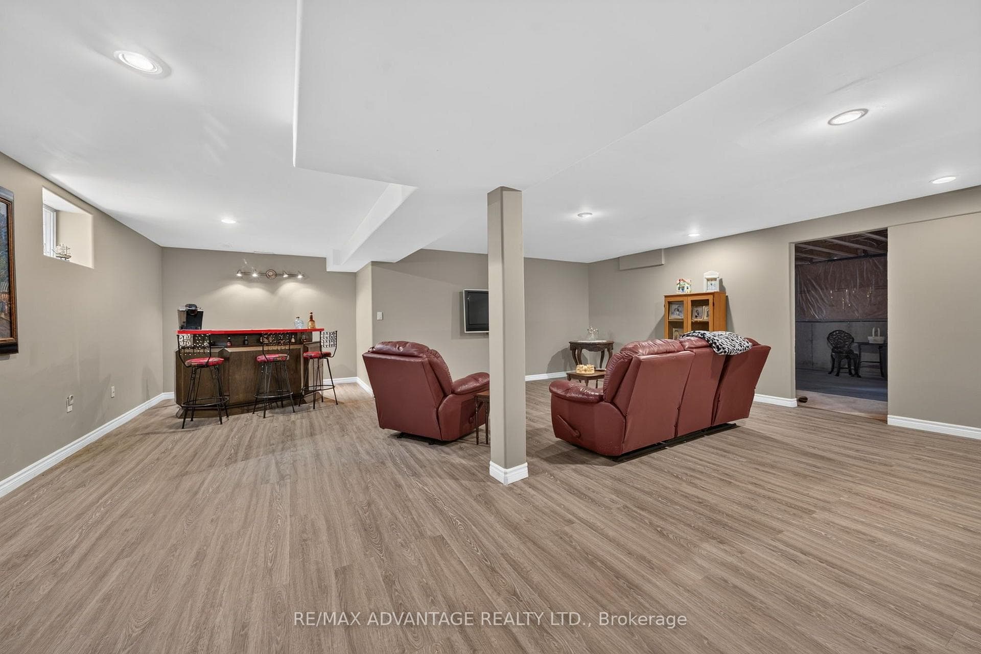 8 Willard Crescent photo 24