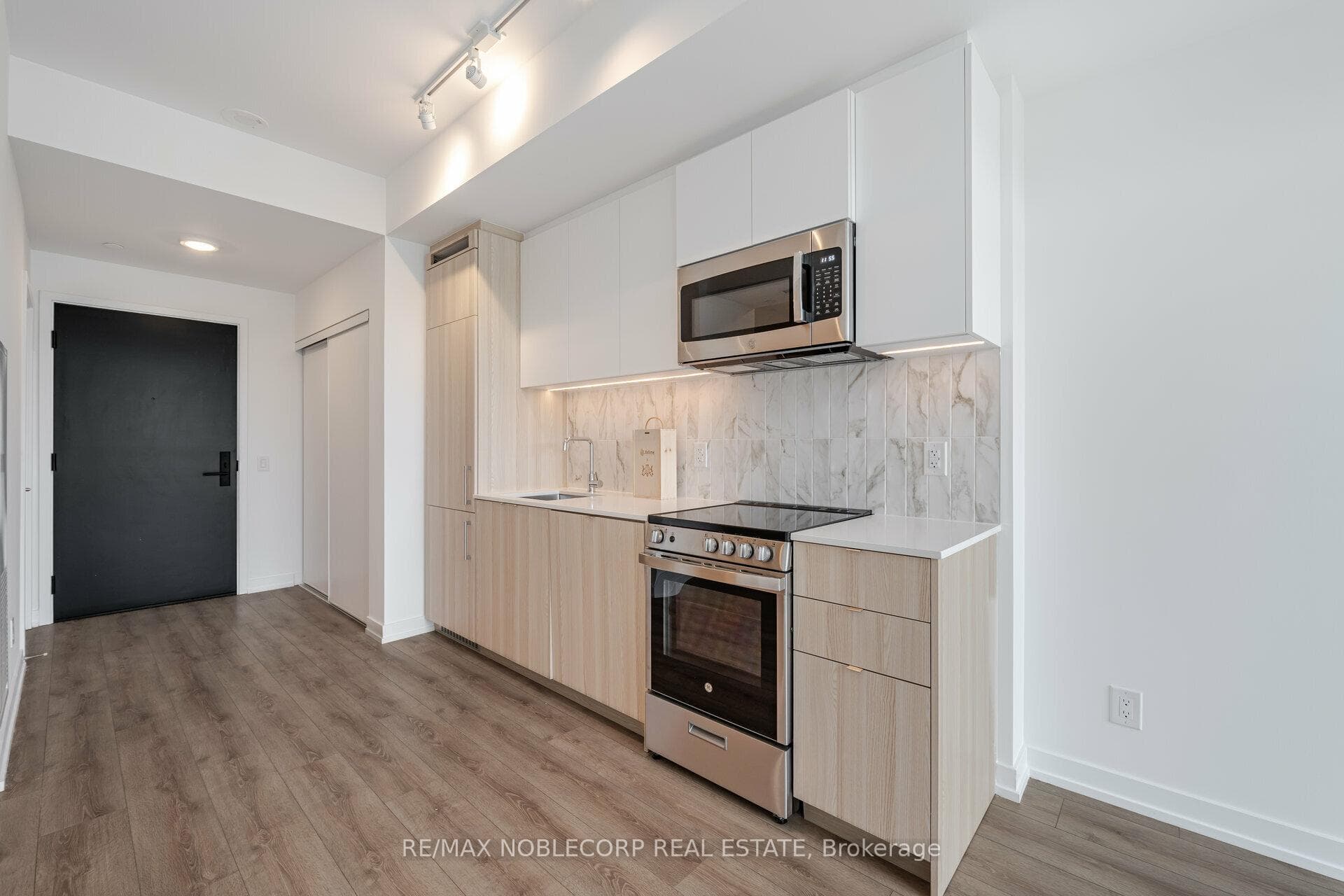500 Dupont Street Unit 409 photo 13