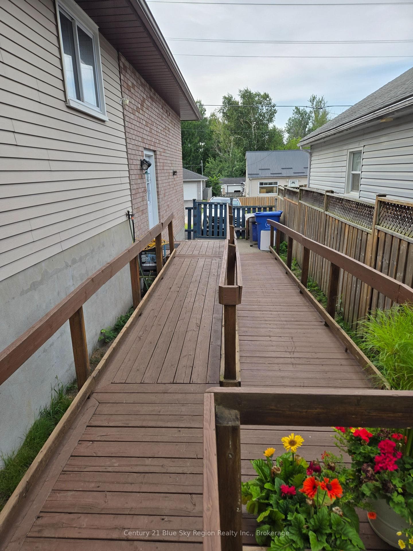 996 Metcalfe Street photo 3
