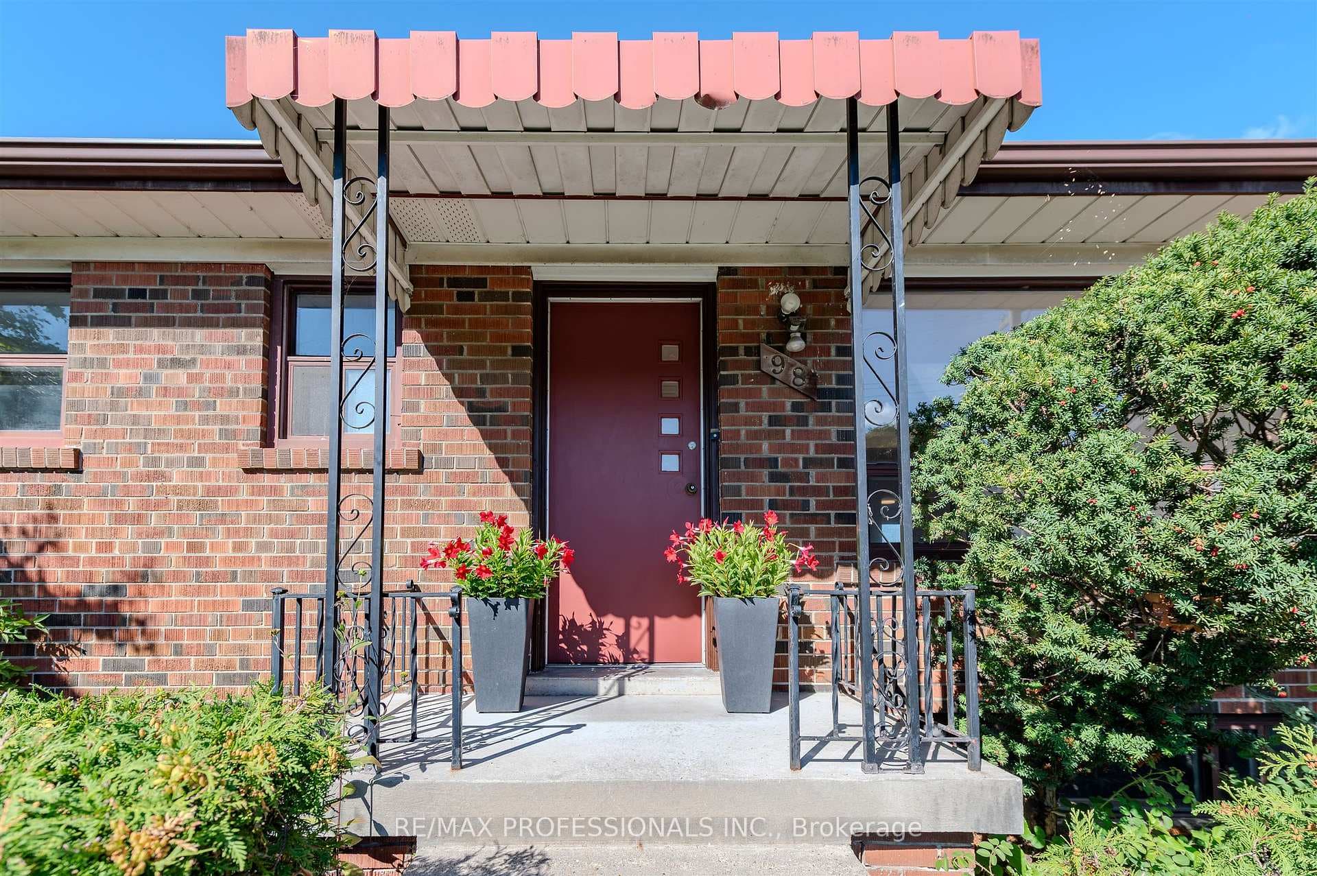 98 Ambleside Ave