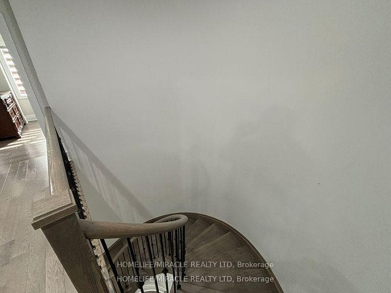 17 Rosewell Crescent photo 32