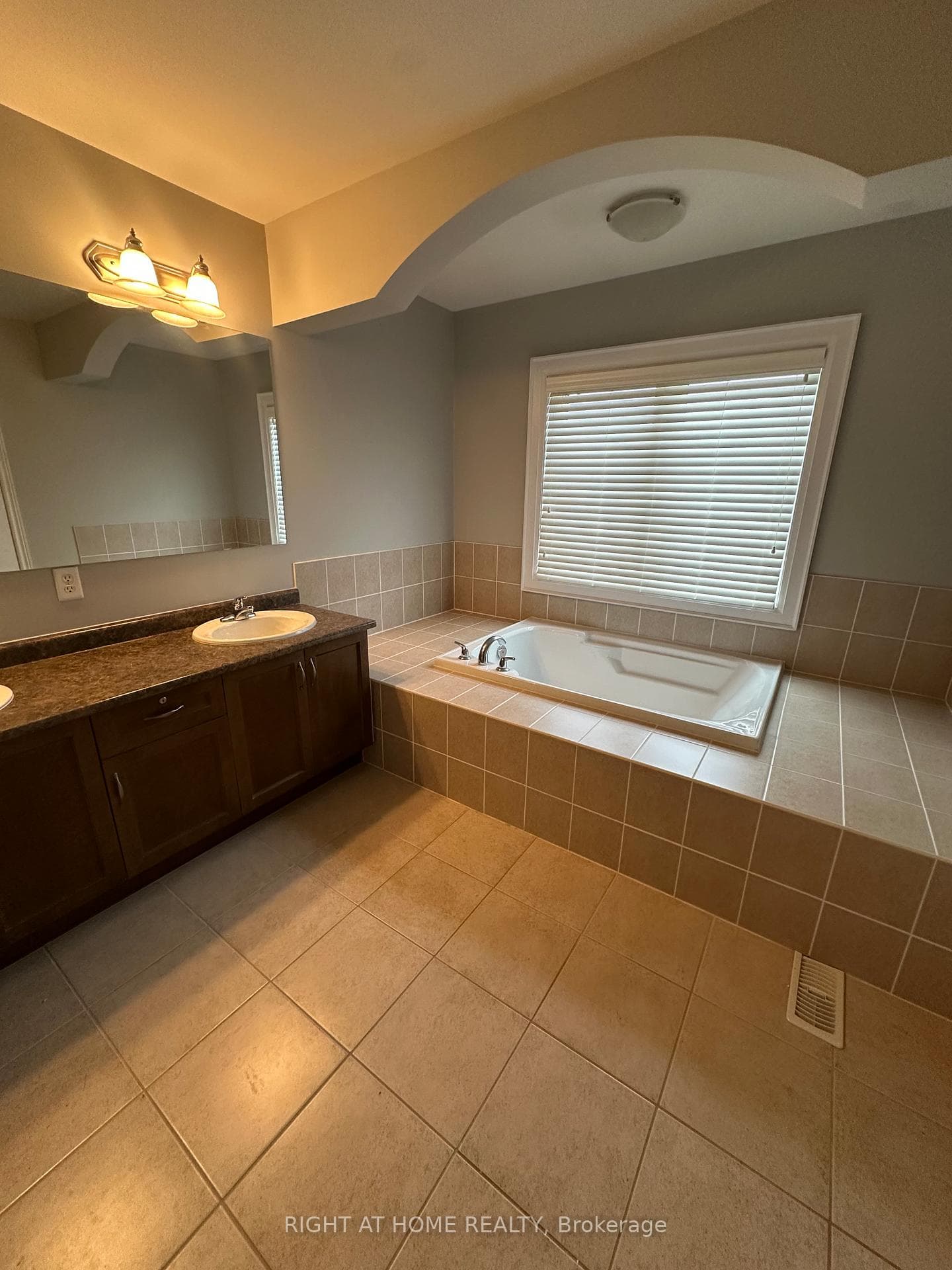 12 AMES Crescent photo 21