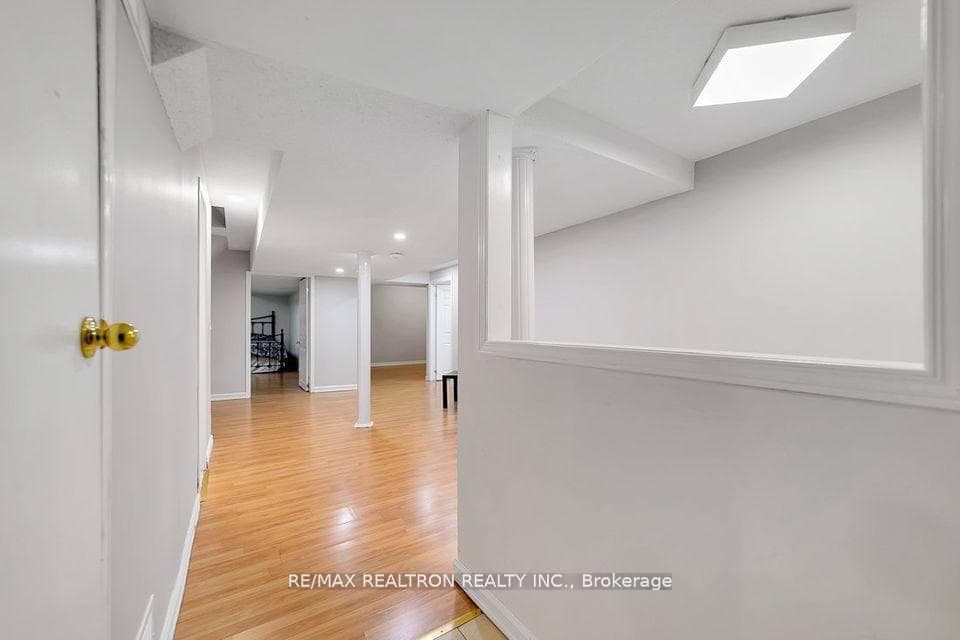 28 Hartwell Way Unit 2 Bed Basement photo 18