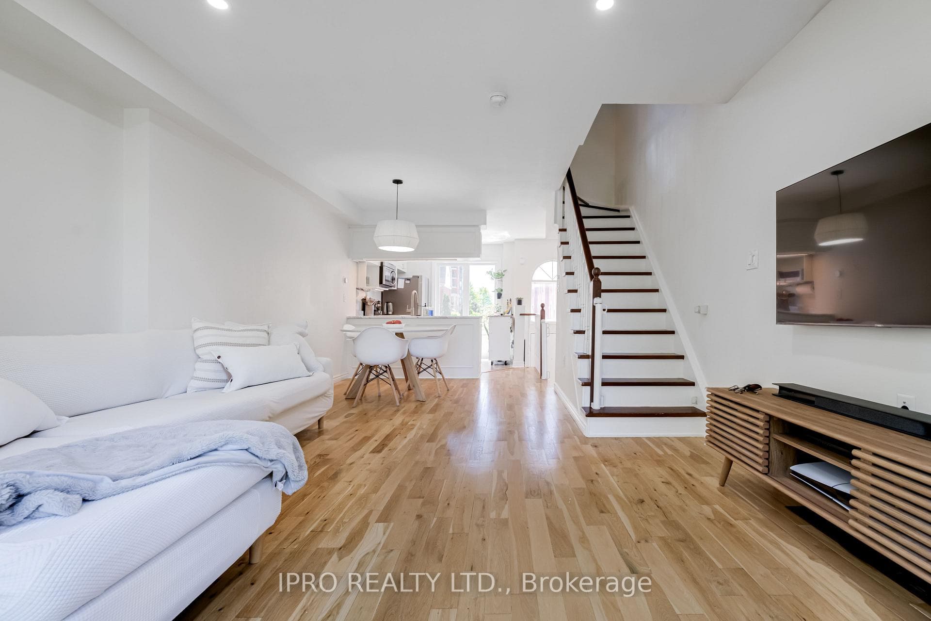 1635 Pickering Parkway Unit 4 photo 2