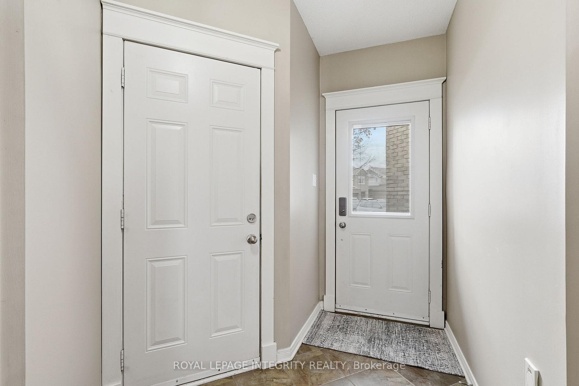 1073 Brasseur Crescent photo 4
