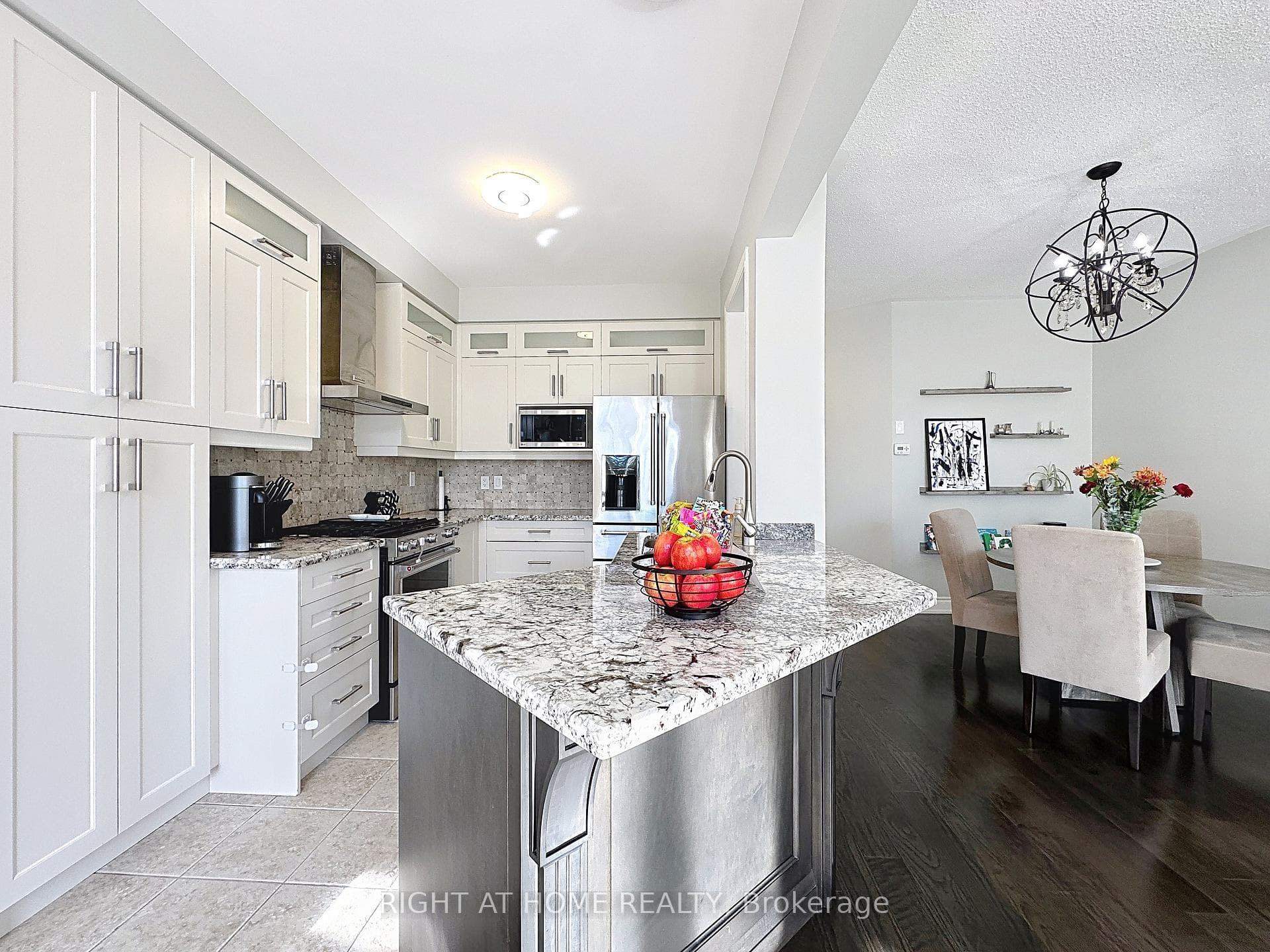 77 Gauguin Avenue photo 5