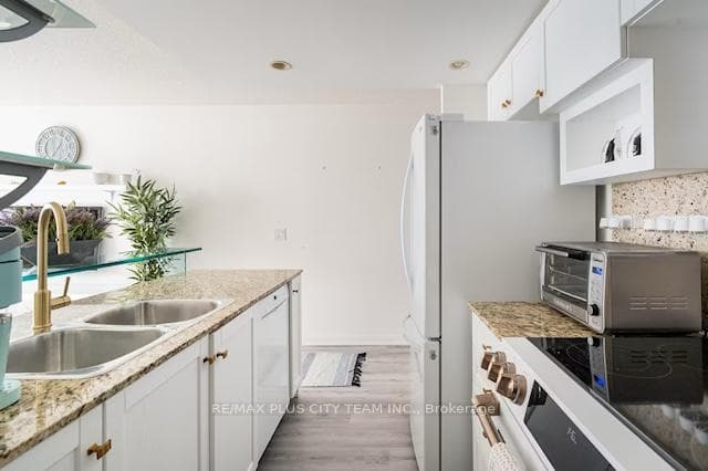 208 Queens Quay Unit 1608 photo 3