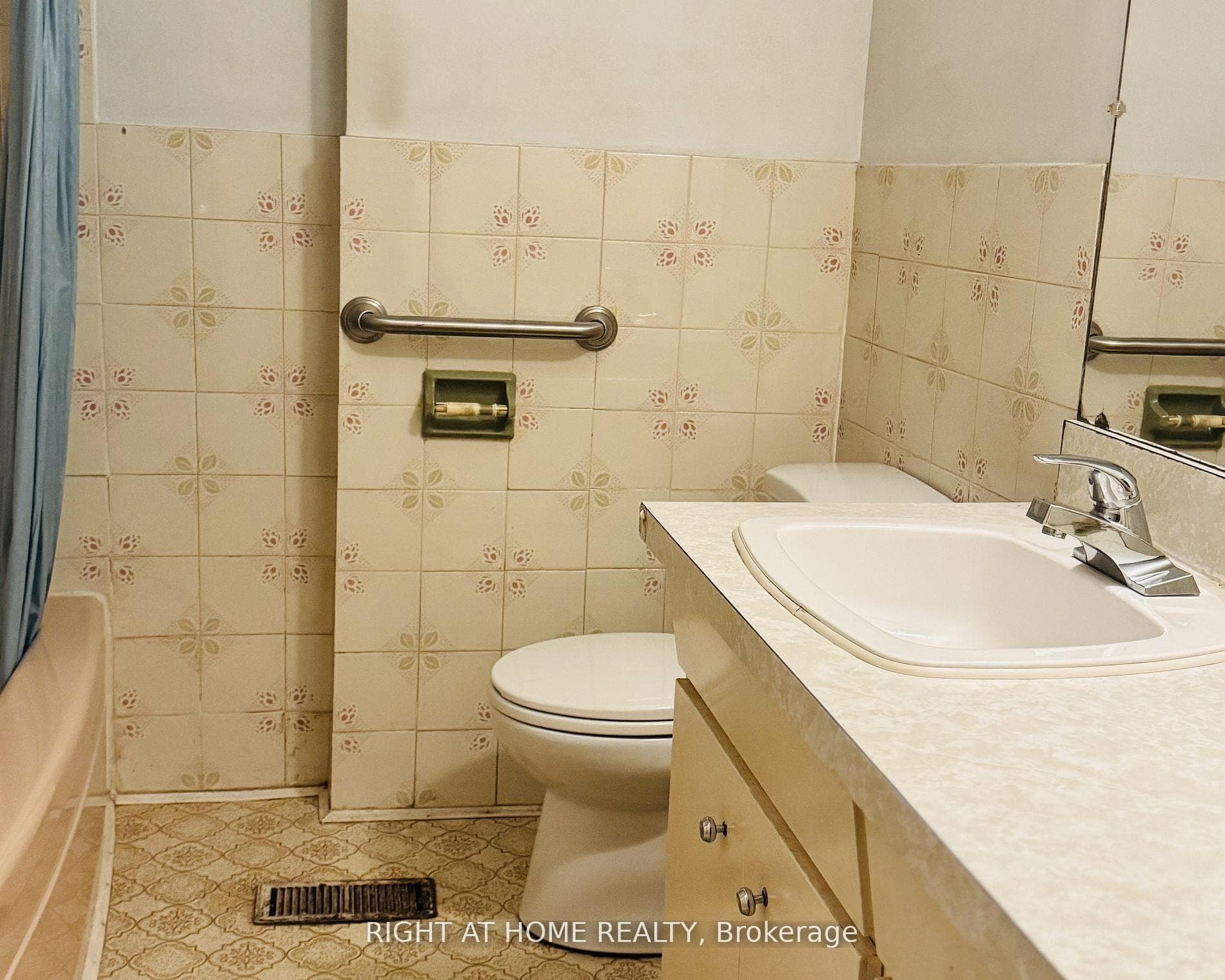 87 FENELON Drive photo 13