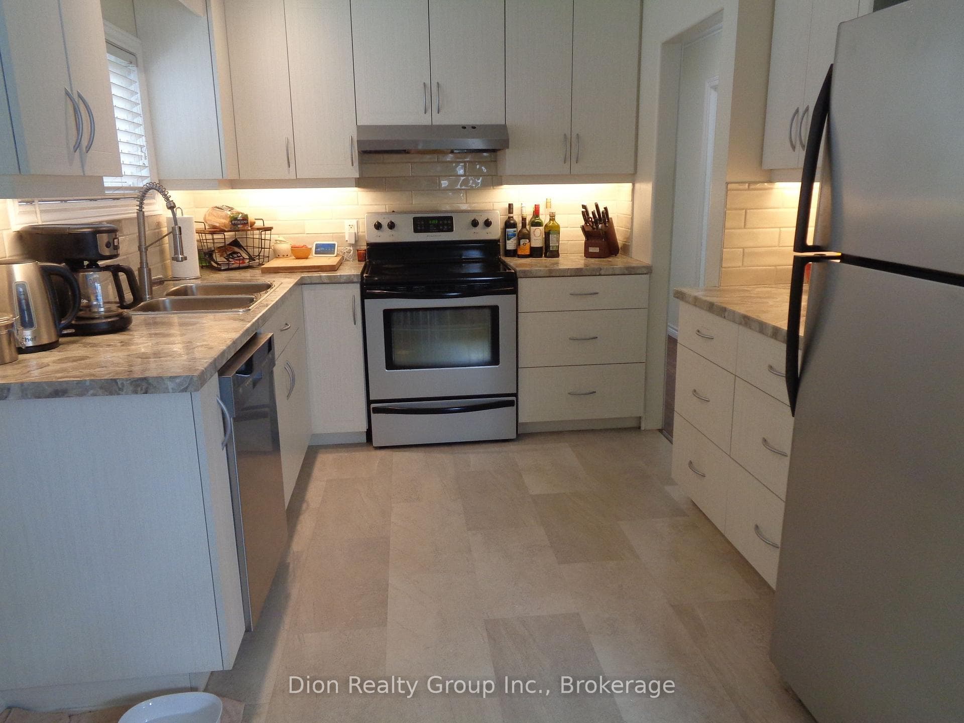 28 Premier Avenue photo 6