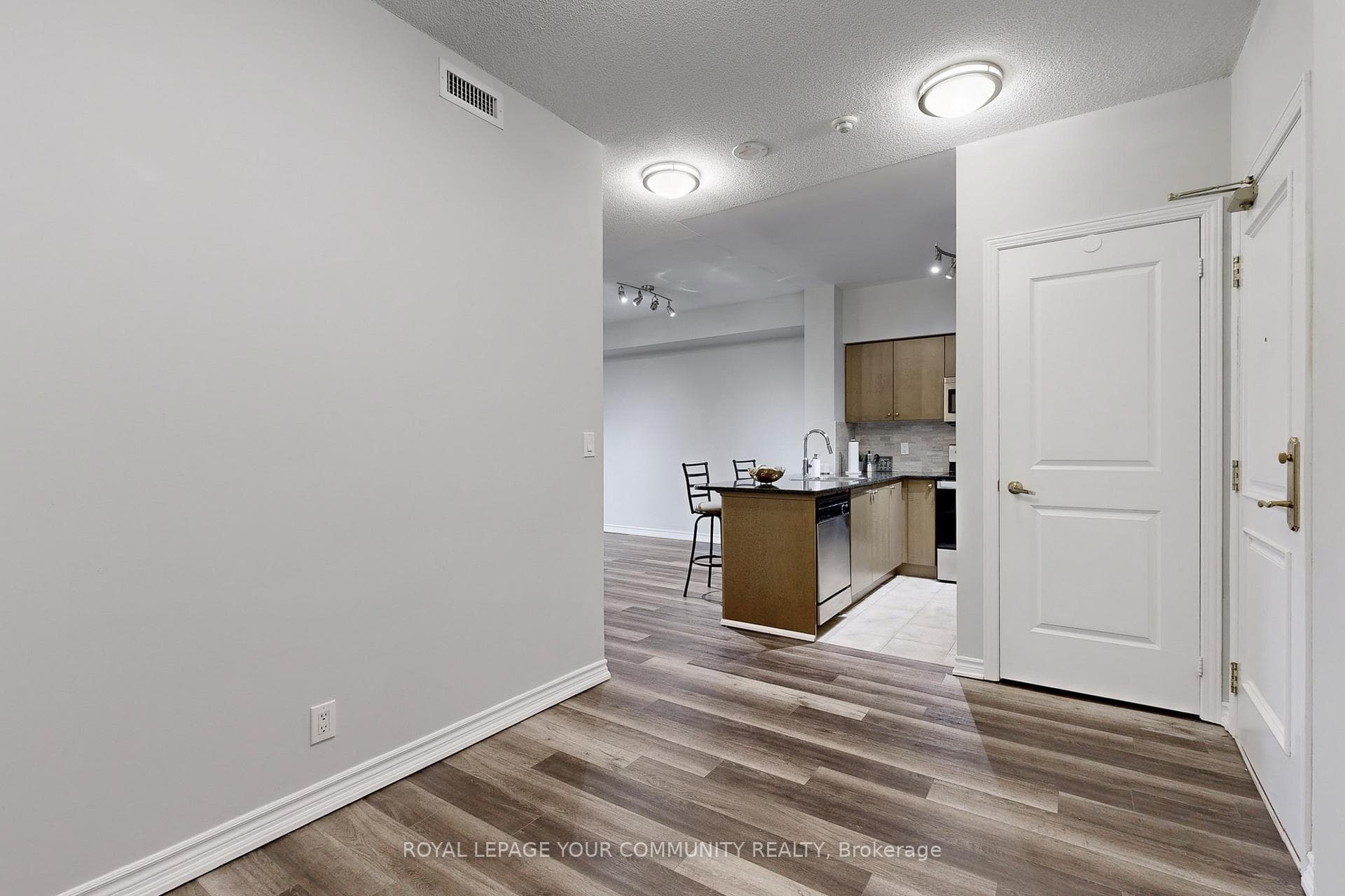 9225 Jane Street Unit 910 photo 32