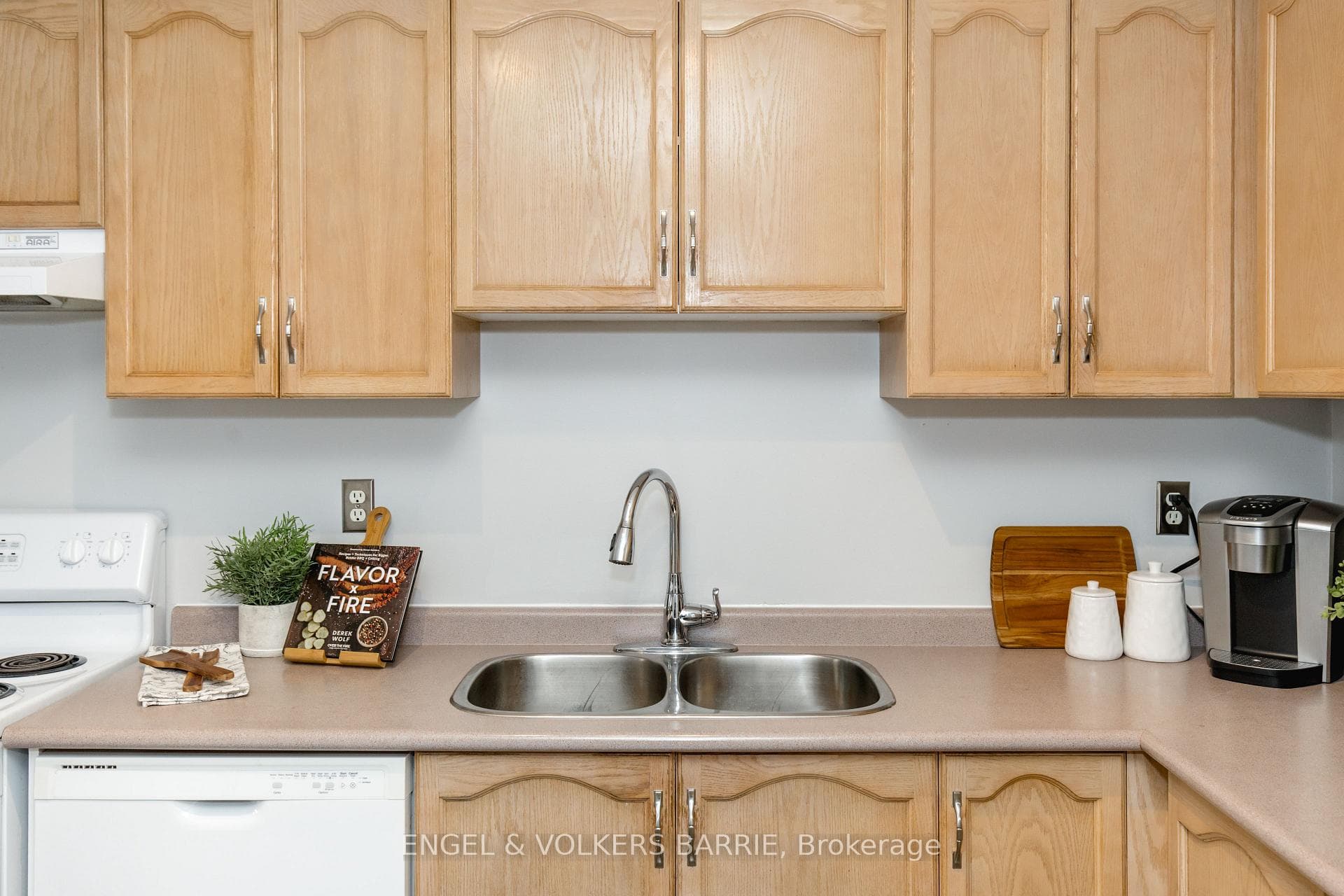 154 PICKETT Crescent photo 19