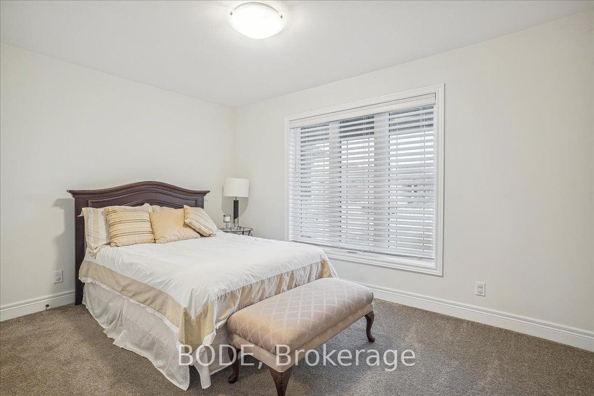 215 Oak Street photo 23