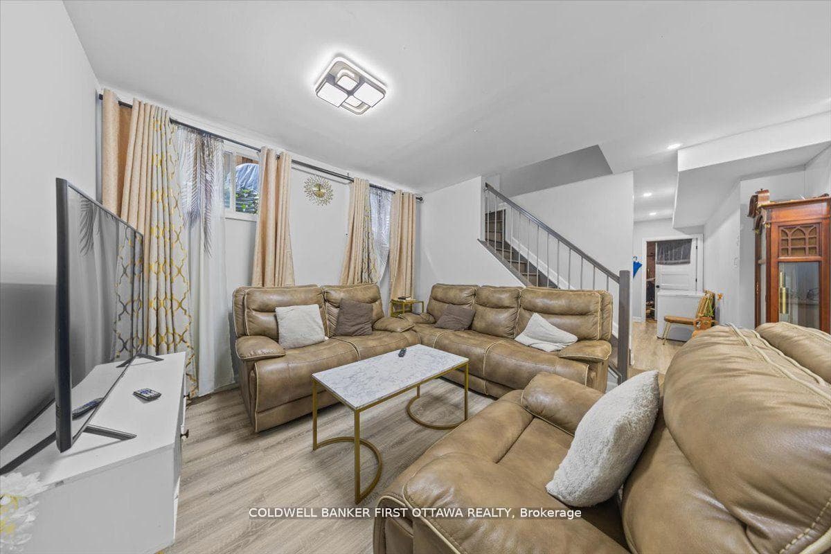 562 QUEEN MARY Street photo 31