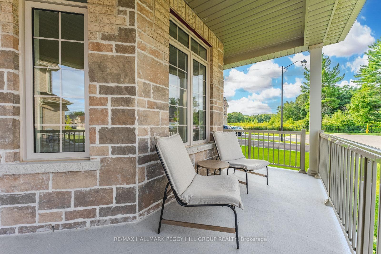 30 Thompson Way photo 2