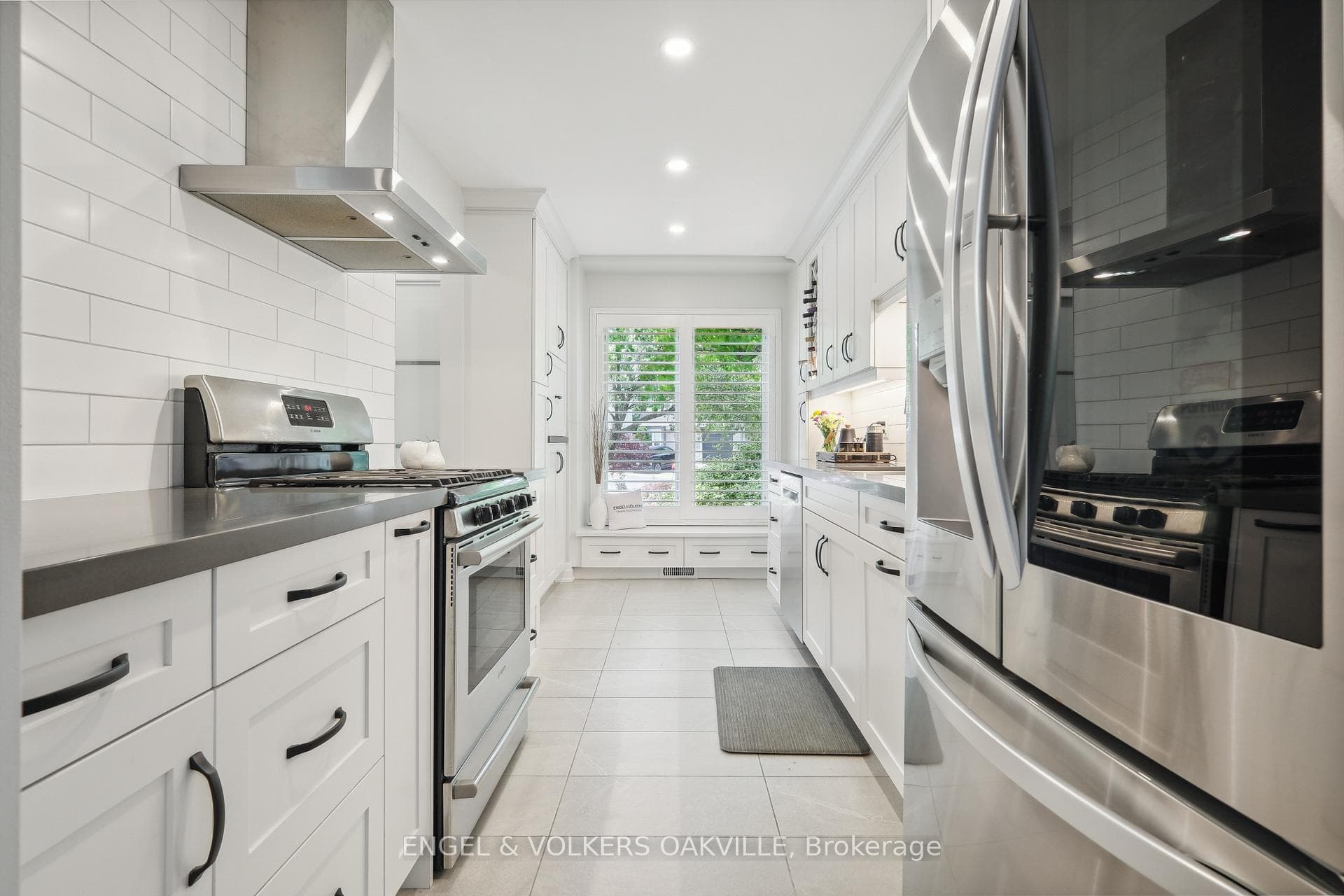 1162 Klarecroft Way photo 4