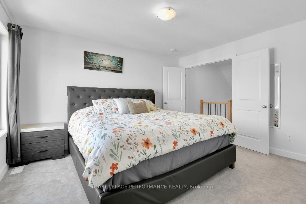 30 WHITCOMB Crescent photo 18