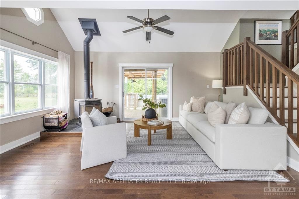 1570 LINDSAY Road photo 10