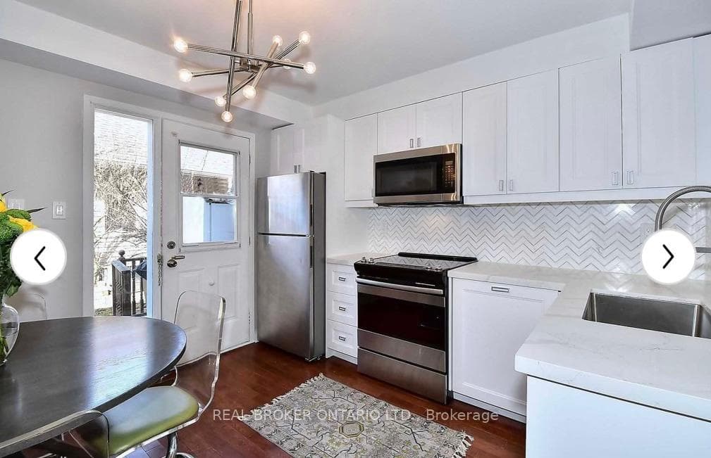 9472 Sheppard Avenue photo 4