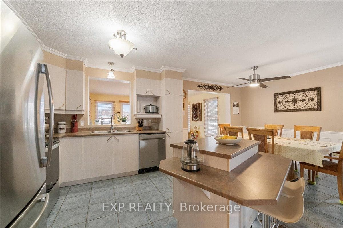 213 Longueuil Street photo 17