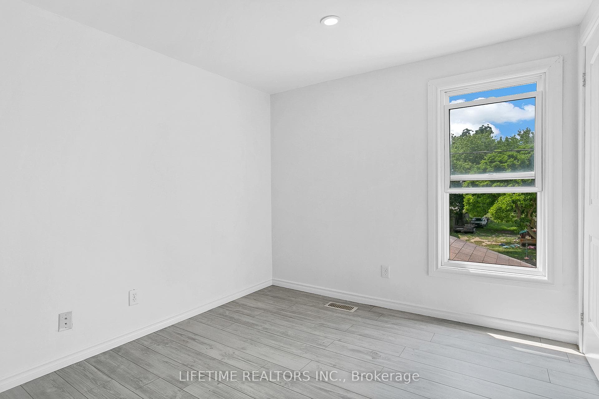 1108 Wellington Avenue photo 16