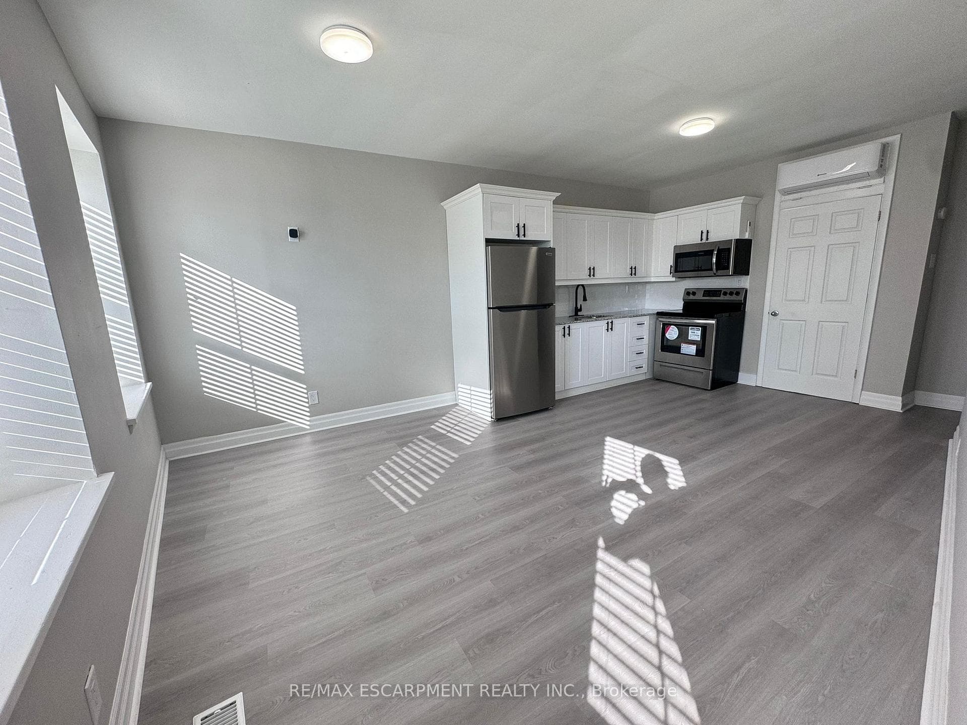 155 KING Street Unit UPPER photo 4