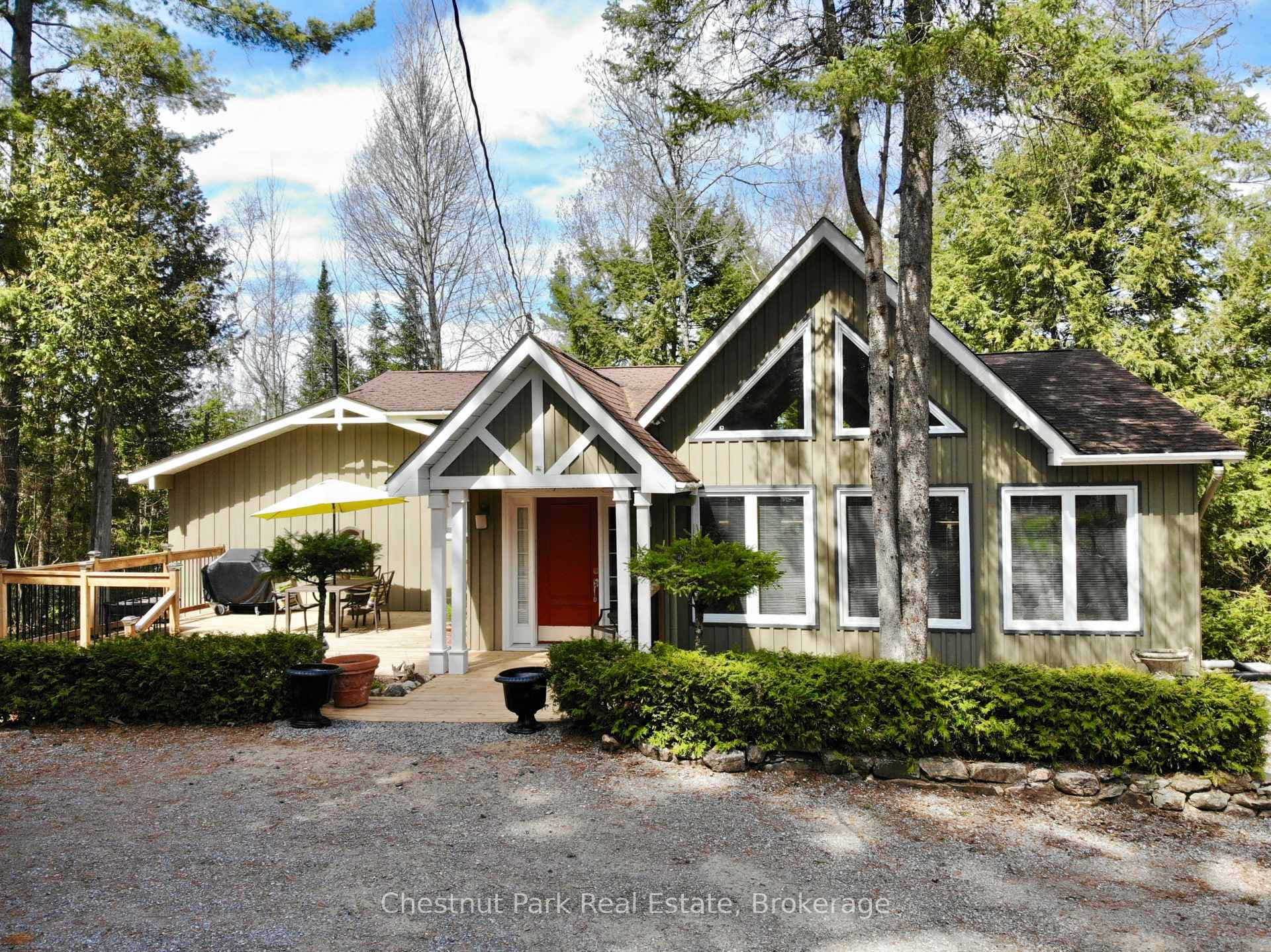 Approx 2900 sq ft, year round lakehome/cottage